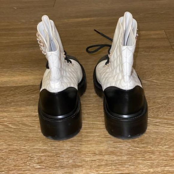 Chanel Quilted Leather CC Cap Toe Chsin Link Logo Combat Boot - Picture 4 of 4